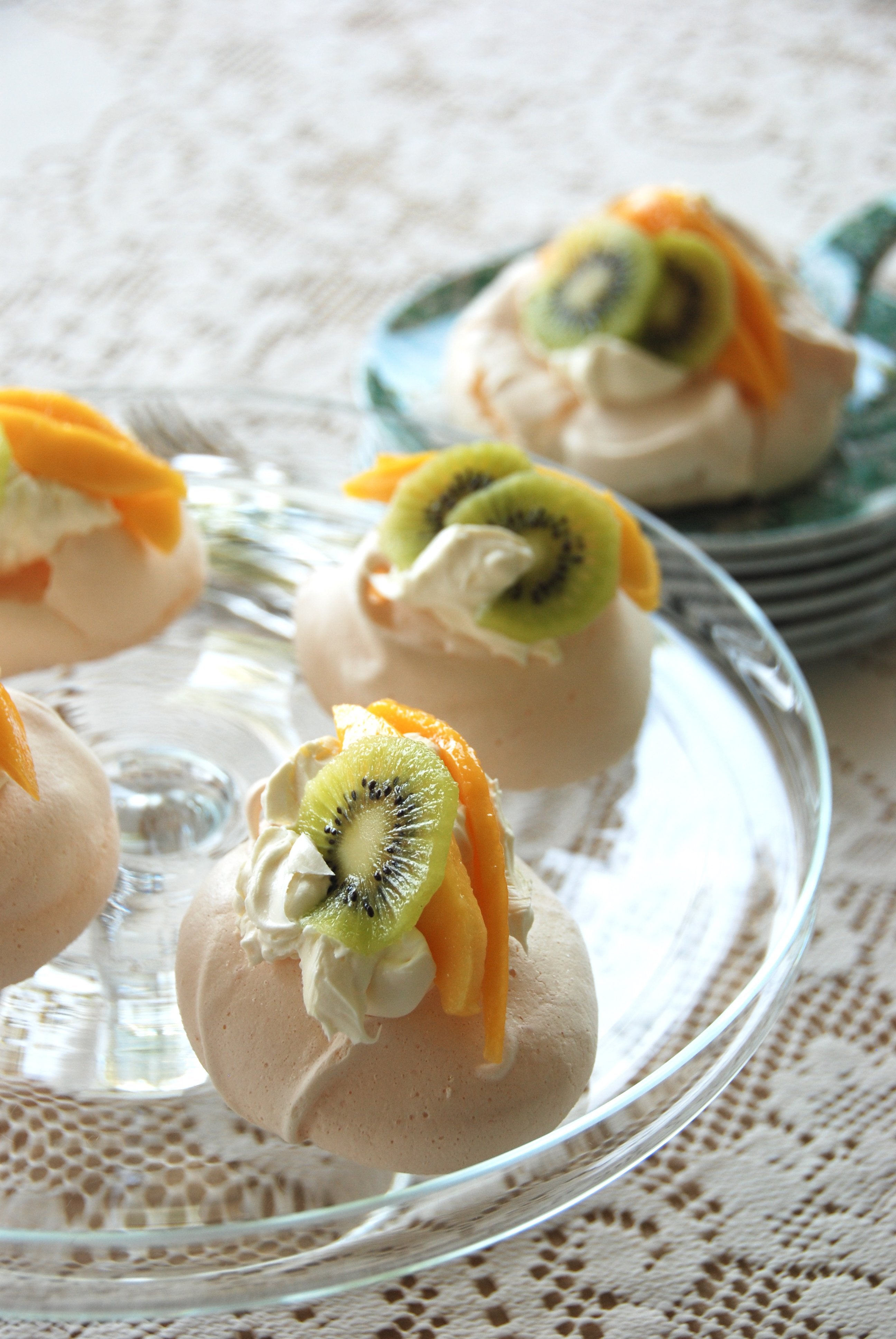 Mango and Kiwi Pavlova – Anolon