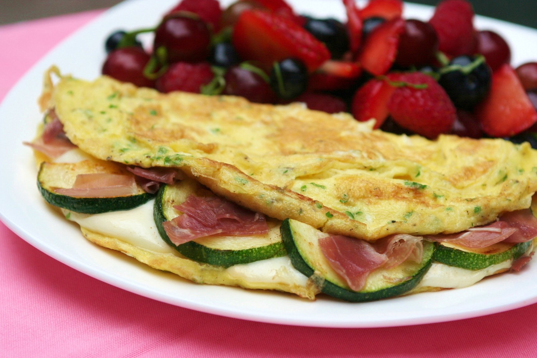 Omelet with Chives, Zucchini, Prosciutto and Smoked Mozzarella – Anolon