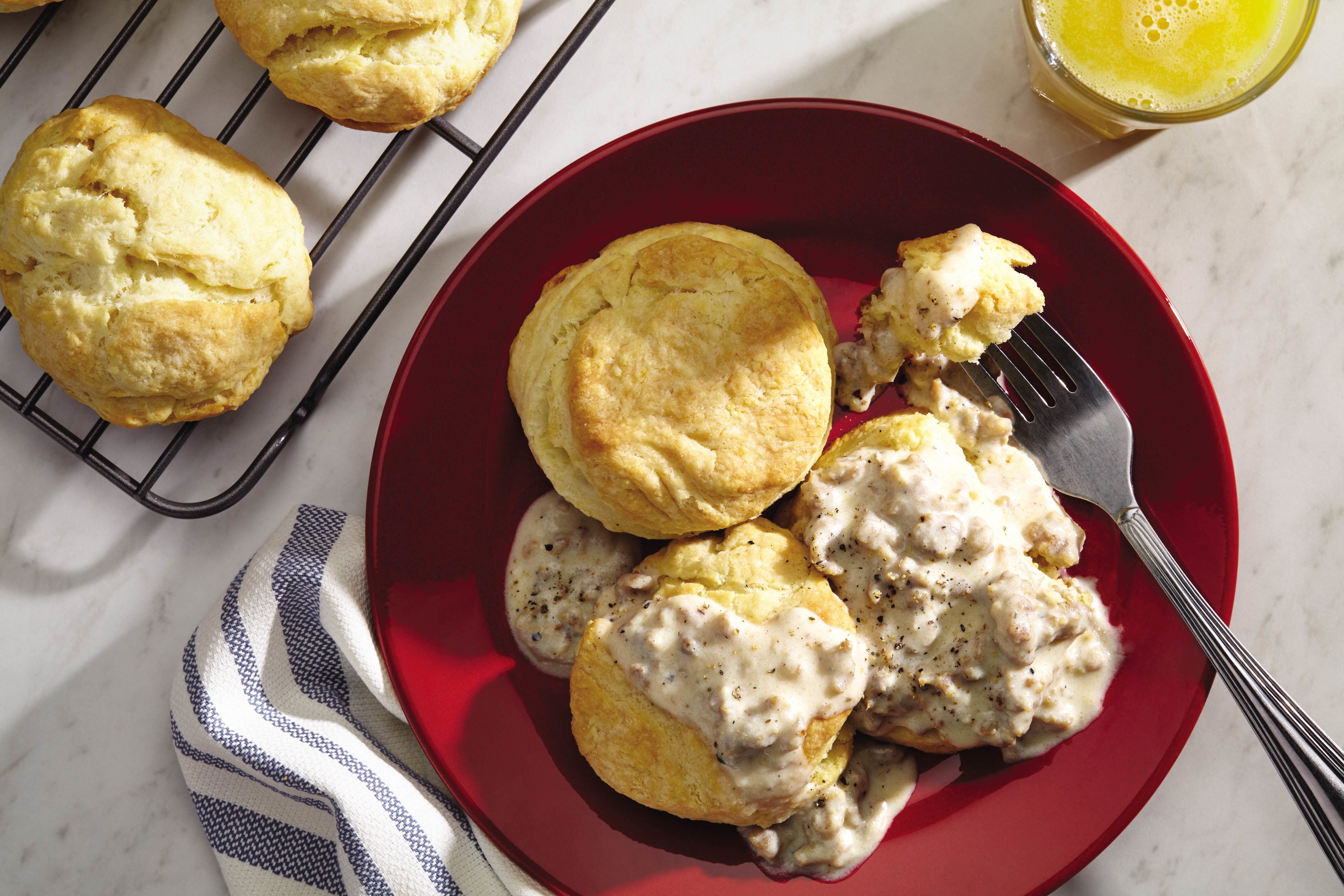 Flaky Buttermilk Biscuits with Sausage Gravy – Anolon
