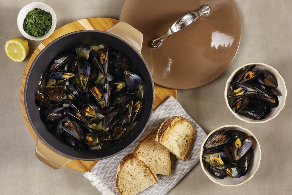 Steamed Mussels with White Wine and Garlic