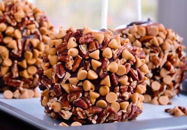 Peanut Butter Turtle Caramel Apples